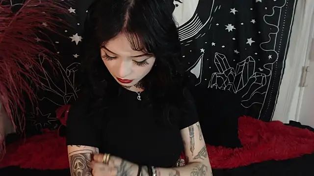 Snapshot of Isabella__dark chatting on February 6, 12:00 am Isabella dark online show from February 6, 12:00 am
