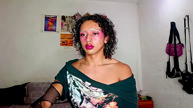 Snapshot of angelsdustxxx chatting on February 12, 6:19 am angelsdustxxx online show from February 12, 6:19 am