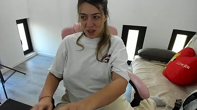 Dyana Kaylinn online show from May 4, 5:03 am