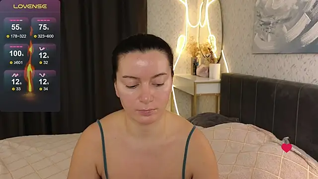 Snapshot of YourSweetDream_ chatting on October 8, 8:12 am YourSweetDream online show from October 8, 8:12 am