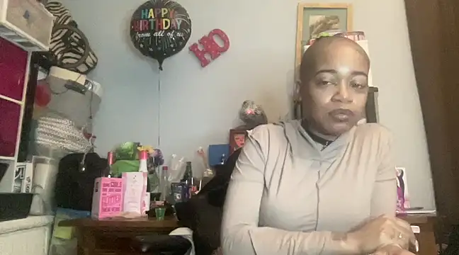 Snapshot of MommyConfident chatting on February 18, 12:15 am MommyConfident online show from February 18, 12:15 am