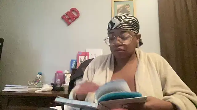 MommyConfident online show from October 28, 1:03 pm