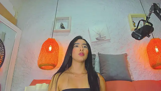 Snapshot of emiily_s chatting on October 25, 12:02 pm emiily s online show from October 25, 12:02 pm