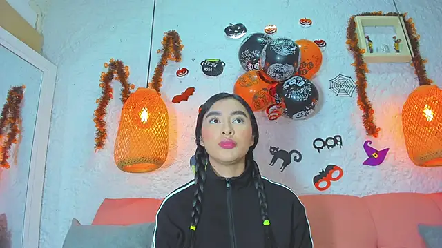 Snapshot of emiily_s chatting on October 29, 12:07 pm emiily s online show from October 29, 12:07 pm