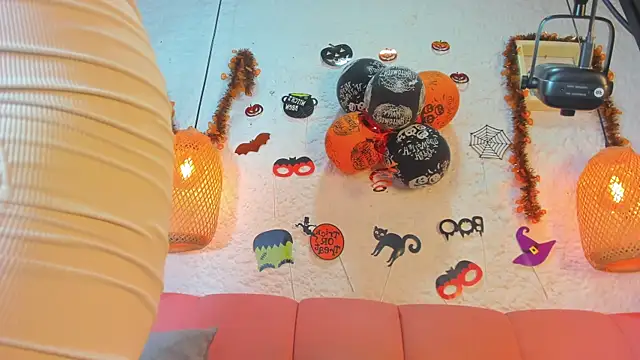 Snapshot of emiily_s chatting on October 30, 12:06 pm emiily s online show from October 30, 12:06 pm