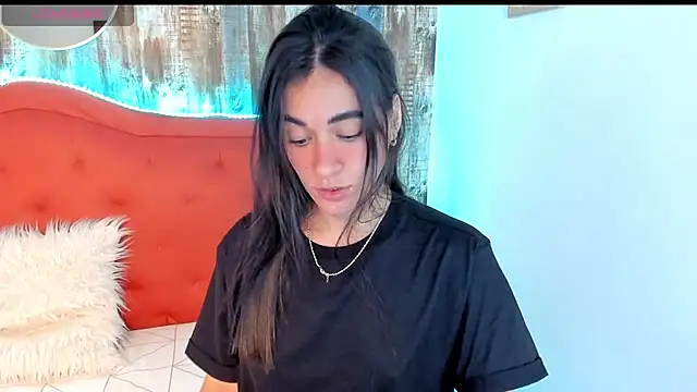 Snapshot of Emma_Sophia2 chatting on February 7, 6:35 am Emma Sophia2 online show from February 7, 6:35 am