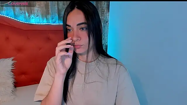 Snapshot of Emma_Sophia2 chatting on February 11, 4:33 am Emma Sophia2 online show from February 11, 4:33 am