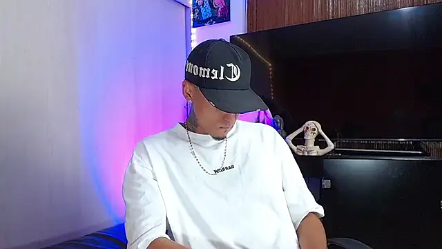 Liam lee online show from December 3, 11:25 pm