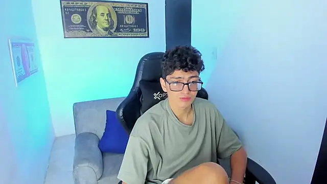 Snapshot of TylerWhite_ chatting on February 8, 6:33 am TylerWhite  online show from February 8, 6:33 am