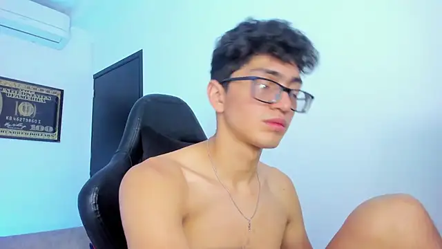 Snapshot of TylerWhite_ chatting on February 8, 9:35 am TylerWhite  online show from February 8, 9:35 am