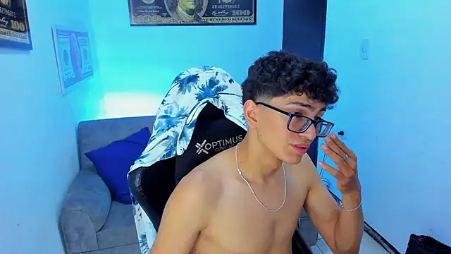 Snapshot of TylerWhite_ chatting on February 19, 6:33 am TylerWhite  online show from February 19, 6:33 am