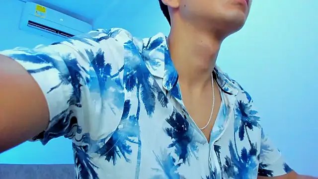 Snapshot of TylerWhite_ chatting on February 22, 2:39 am TylerWhite  online show from February 22, 2:39 am