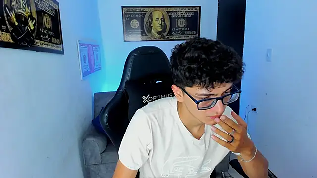 Snapshot of TylerWhite_ chatting on March 1, 5:52 am TylerWhite  online show from March 1, 5:52 am