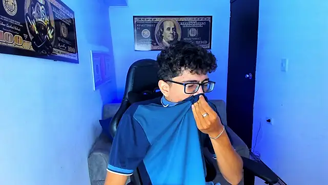 Snapshot of TylerWhite_ chatting on March 4, 5:32 am TylerWhite  online show from March 4, 5:32 am