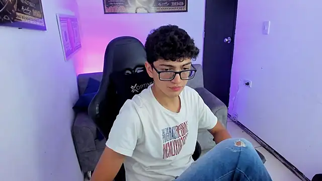 Snapshot of TylerWhite_ chatting on March 14, 3:04 am TylerWhite  online show from March 14, 3:04 am