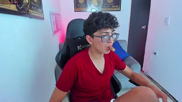 Snapshot of TylerWhite_ chatting on March 18, 2:47 am TylerWhite  online show from March 18, 2:47 am