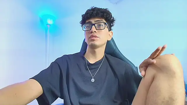 Snapshot of TylerWhite_ chatting on October 11, 1:42 pm TylerWhite  online show from October 11, 1:42 pm