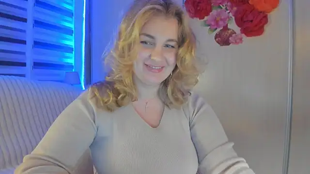 CoraSwon online show from December 11, 9:55 pm