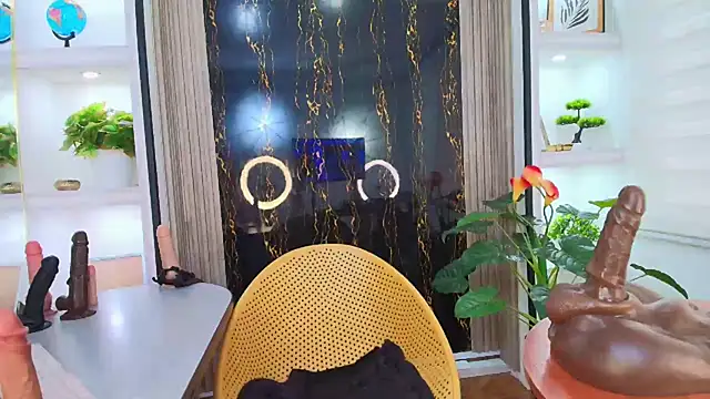GianellaCox  online show from January 13, 8:26 pm