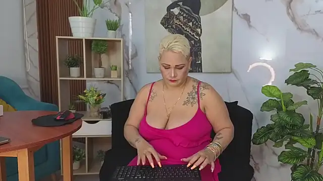 Snapshot of GianellaCox_ chatting on October 29, 1:02 pm GianellaCox online show from October 29, 1:02 pm