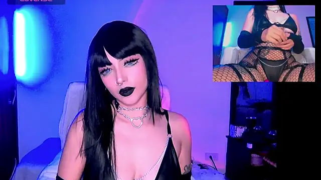 Snapshot of HollyDominic chatting on February 28, 5:04 pm HollyDominic online show from February 28, 5:04 pm