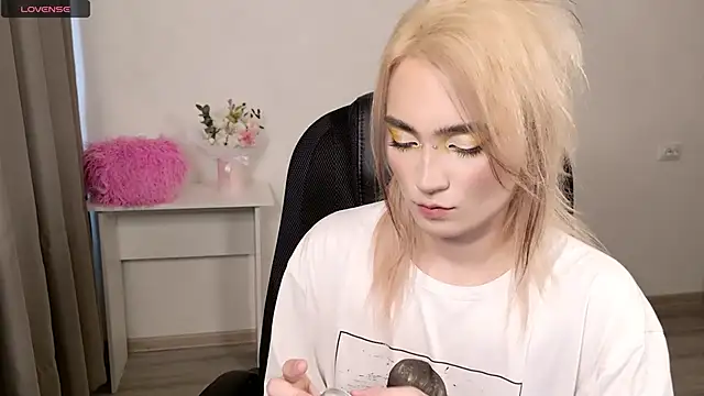 Snapshot of CuteYukiKun chatting on February 13, 8:32 am CuteYukiKun online show from February 13, 8:32 am