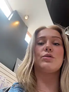 lexi luv online show from March 7, 8:00 pm