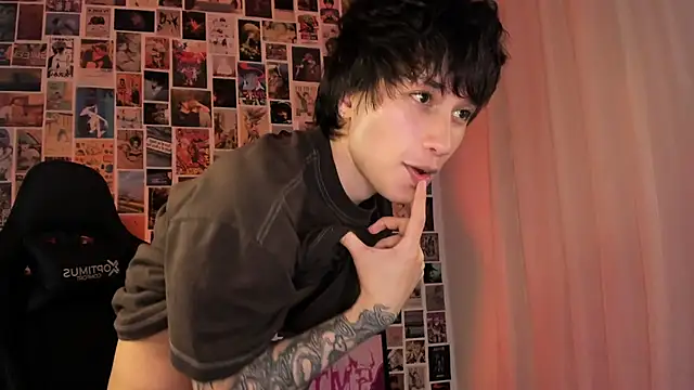 Snapshot of liamelf chatting on April 7, 7:42 am liamelf online show from April 7, 7:42 am