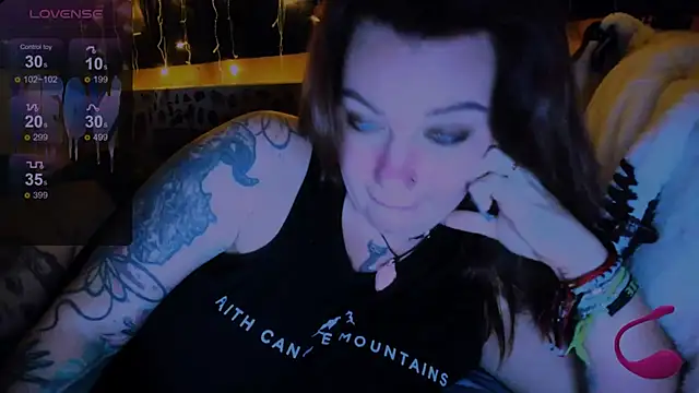 EllieOz online show from December 12, 9:15 pm