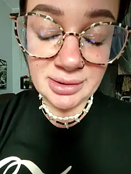 Snapshot of EllieOz chatting on October 1, 5:19 pm EllieOz online show from October 1, 5:19 pm