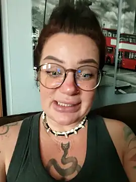 Snapshot of EllieOz chatting on October 7, 3:53 pm EllieOz online show from October 7, 3:53 pm