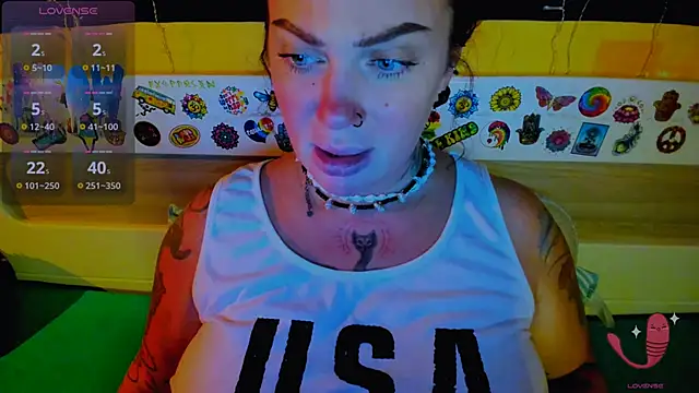 Snapshot of EllieOz chatting on October 22, 5:45 pm EllieOz online show from October 22, 5:45 pm