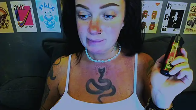 EllieOz online show from April 26, 4:04 pm