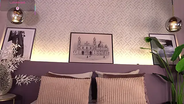 ElleDiane online show from March 3, 10:37 pm