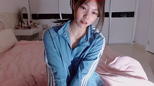 -Lucky Girl online show from May 4, 2:35 pm