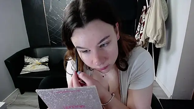 littleviki7 online show from May 12, 5:04 am