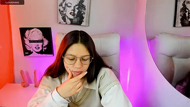 Snapshot of SamanthaRoldaan chatting on March 13, 3:07 pm SamanthaRoldaan online show from March 13, 3:07 pm