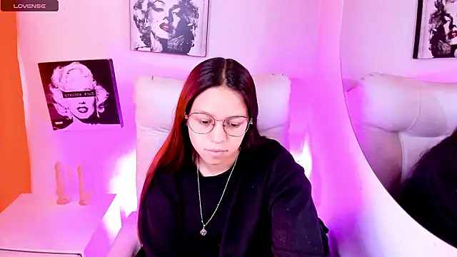 Snapshot of SamanthaRoldaan chatting on March 17, 3:15 pm SamanthaRoldaan online show from March 17, 3:15 pm