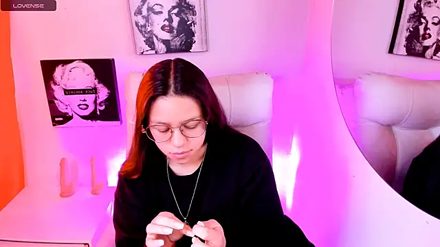 Snapshot of SamanthaRoldaan chatting on March 26, 2:44 pm SamanthaRoldaan online show from March 26, 2:44 pm