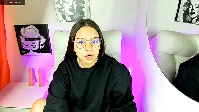 Snapshot of SamanthaRoldaan chatting on April 6, 2:51 pm SamanthaRoldaan online show from April 6, 2:51 pm