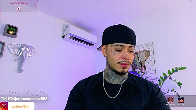 JordanSmiith  online show from May 18, 9:42 pm