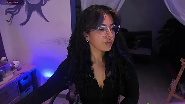 Snapshot of witchviolet chatting on February 5, 12:26 am witchviolet online show from February 5, 12:26 am