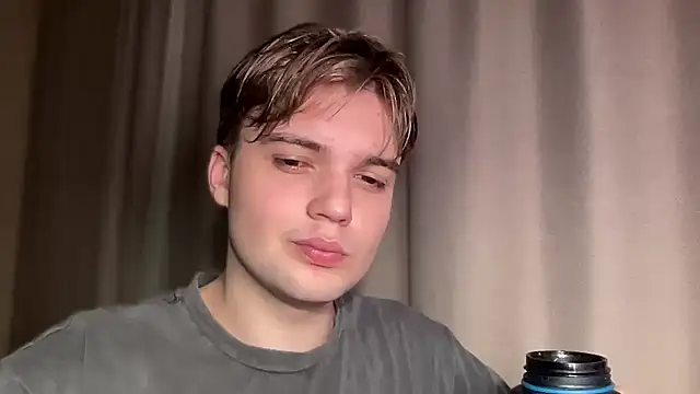 Snapshot of superfluboy_ chatting on February 24, 7:09 pm superfluboy online show from February 24, 7:09 pm