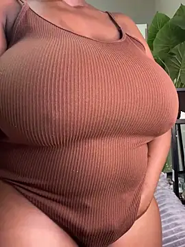 Snapshot of Bustygoddess32 chatting on January 21, 7:47 am Bustygoddess32 online show from January 21, 7:47 am