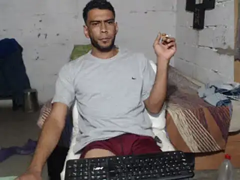 Snapshot of erik_alexander chatting on February 6, 1:27 am erik alexander online show from February 6, 1:27 am