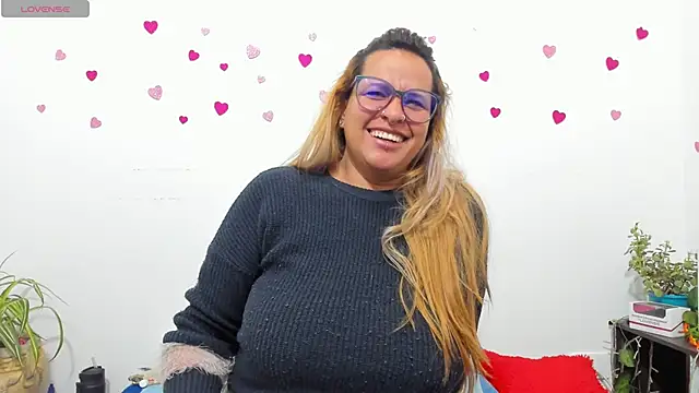 Snapshot of hazel_34 chatting on October 2, 9:16 am hazel 34 online show from October 2, 9:16 am