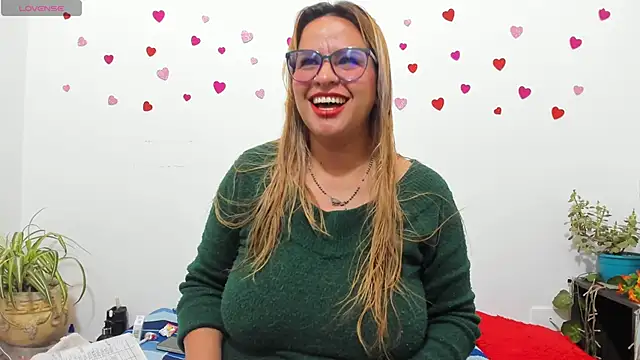 Snapshot of hazel_34 chatting on October 5, 11:19 am hazel 34 online show from October 5, 11:19 am