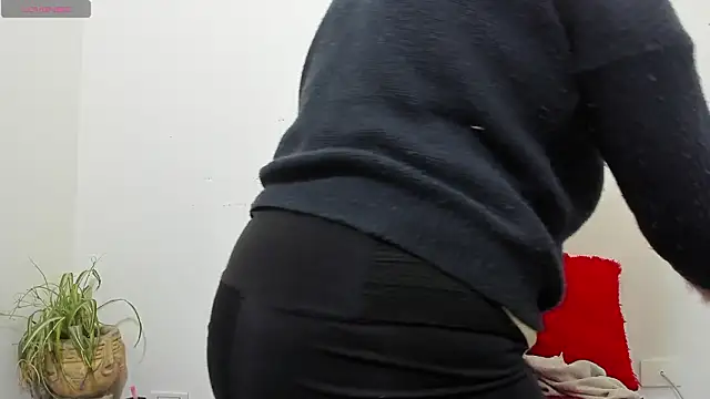 Snapshot of hazel_34 chatting on March 7, 8:44 am hazel 34 online show from March 7, 8:44 am