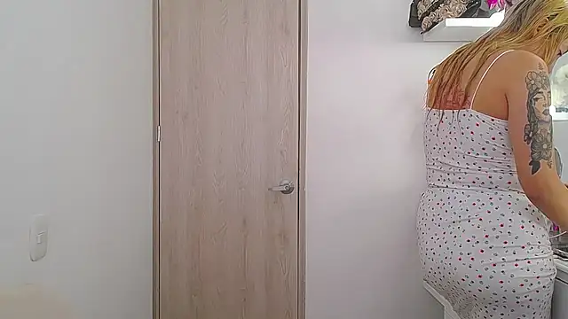 Snapshot of Barbie_girl_69 chatting on April 1, 5:32 pm Barbie girl 69 online show from April 1, 5:32 pm