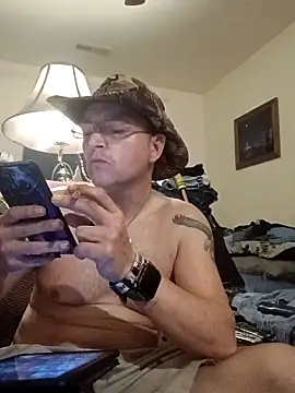 Snapshot of Lovinglife421 chatting on April 6, 10:27 am Lovinglife421 online show from April 6, 10:27 am